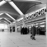 152631 Interieur van het N.S.-station Schiedam te Schiedam: hal.N.B. De naam van het station is op 25 mei 1967 ...